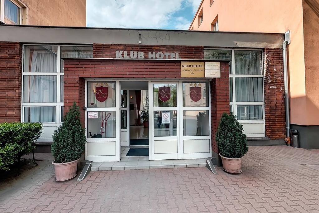 Klub Hotel Дунауйварош Экстерьер фото