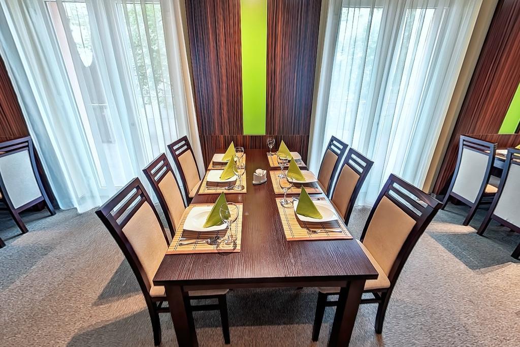 Klub Hotel Дунауйварош Экстерьер фото