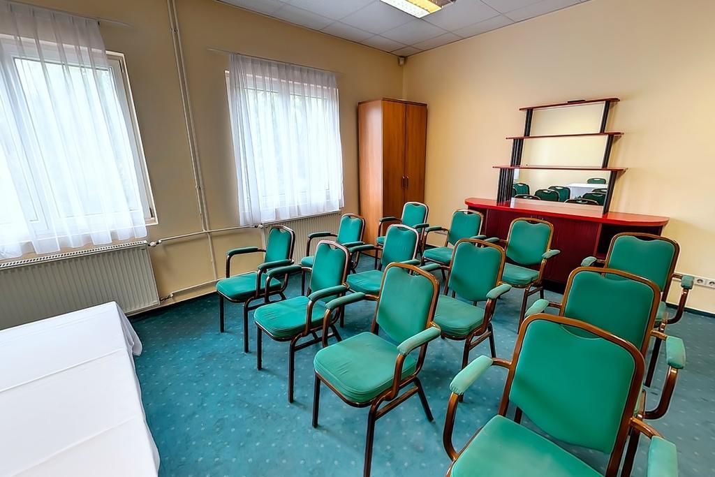 Klub Hotel Дунауйварош Экстерьер фото